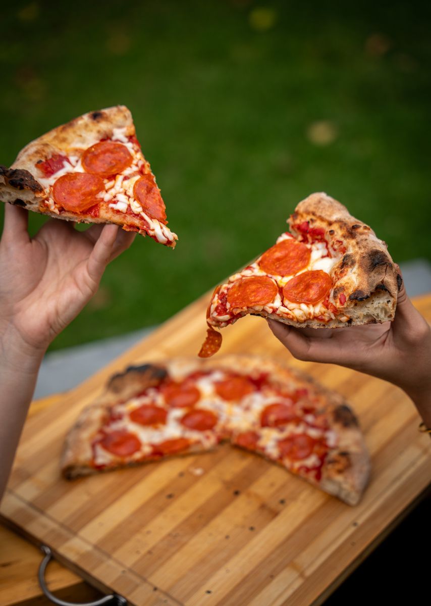 Invitados sacando porciones de pizza