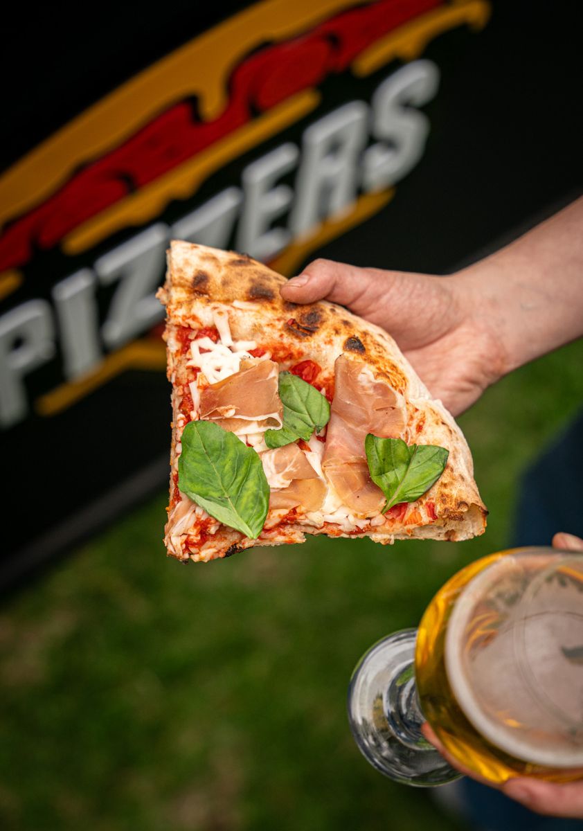 Porción de pizza napolitana